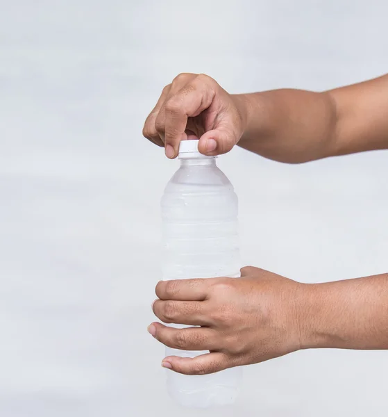 Κοντινό πλάνο γυναίκα, κρατώντας το μπουκάλι του πόσιμου νερού — Φωτογραφία Αρχείου