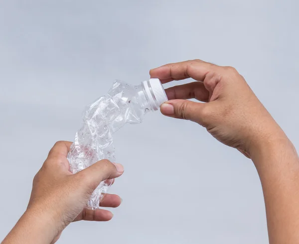 Acercamiento Mujer sosteniendo botella vacía de agua potable — Foto de Stock