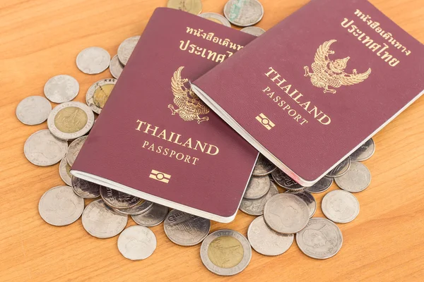泰国护照上木背景 — 图库照片