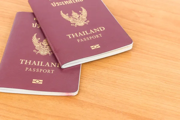 Tailândia Passaporte sobre fundo de madeira — Fotografia de Stock