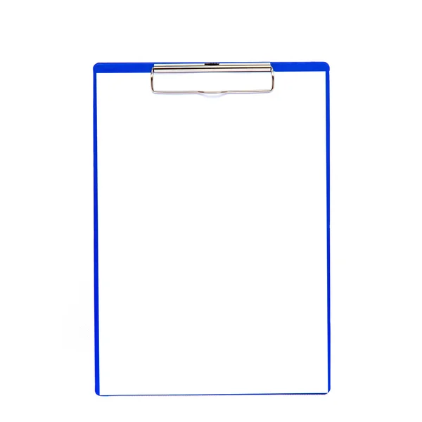 Portapapeles azul con hoja de papel en blanco aislada sobre fondo blanco — Foto de Stock