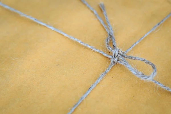 Close-up van natuurlijke touw op postbus — Stockfoto