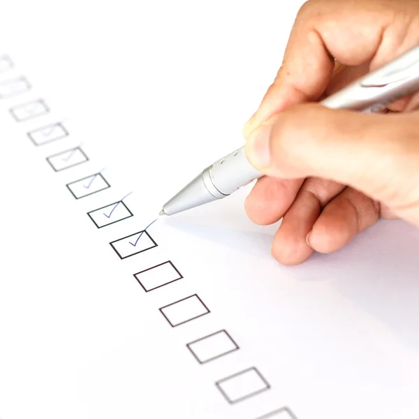 Hand schrijven op lege checkbox — Stockfoto