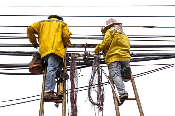 Trabajador en la escalera de bambú está reparando la línea telefónica —  Fotos de Stock
