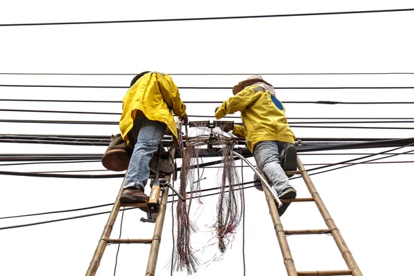 Werknemer op bamboe ladder is het repareren van telefoonlijn — Stockfoto