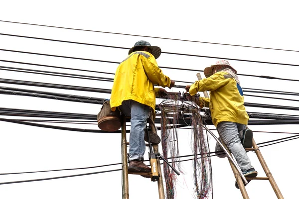 Lavoratore sulla scala di bambù sta riparando la linea telefonica — Foto Stock