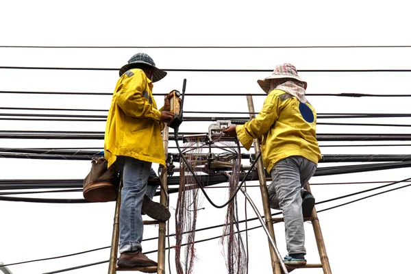 Trabajador en la escalera de bambú está reparando la línea telefónica —  Fotos de Stock