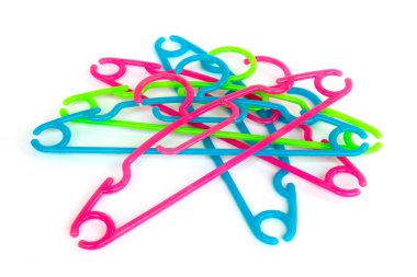 Gömlek, ceket ve pantolon üzerinde beyaz backg izole için plastik askı