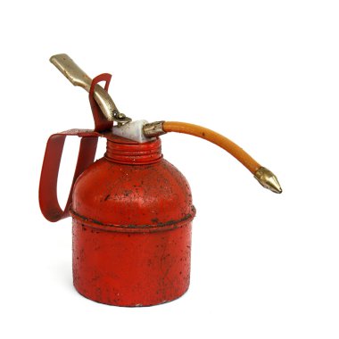 Kırmızı petrol beyaz zemin üzerine izole metal