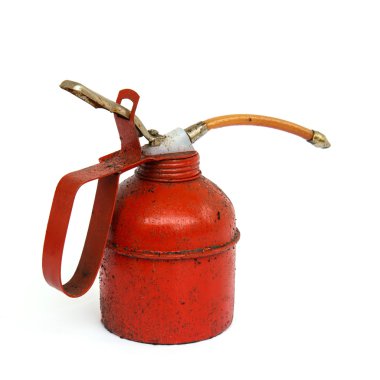 Kırmızı petrol beyaz zemin üzerine izole metal