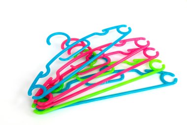 Gömlek, ceket ve pantolon üzerinde beyaz backg izole için plastik askı