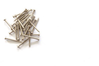 beyaz arkaplanda izole edilmiş vidalar