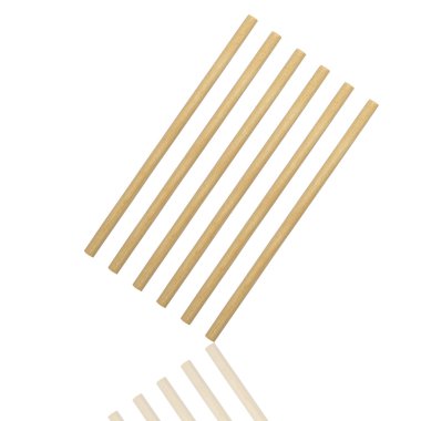 Beyaz arka plan üzerinde izole yuvarlak ahşap sopa özetini