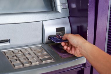 Atm kullanarak kadın eli