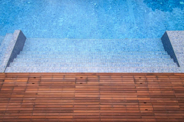 Ξύλινο δάπεδο δίπλα στην πισίνα — Φωτογραφία Αρχείου