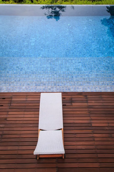 Piso de madeira ao lado da piscina — Fotografia de Stock