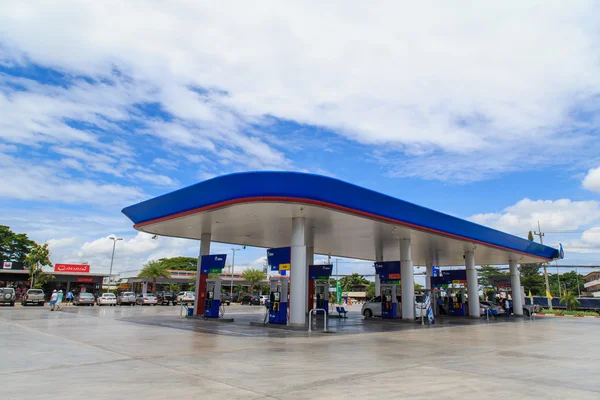 Posto de gasolina PTT em agosto 31,14 na Tailândia. PTT é uma empresa estatal tailandesa de petróleo e gás listada na SET que possui extensos gasodutos submarinos no Golfo da Tailândia . — Fotografia de Stock