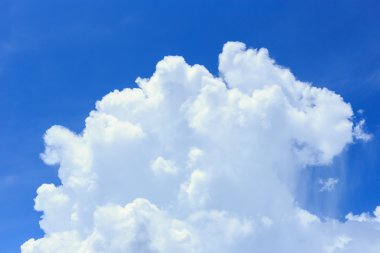 Bulutlu mavi gökyüzü