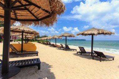 Phuket, Tayland plajda şezlong şemsiye ve güneş standı