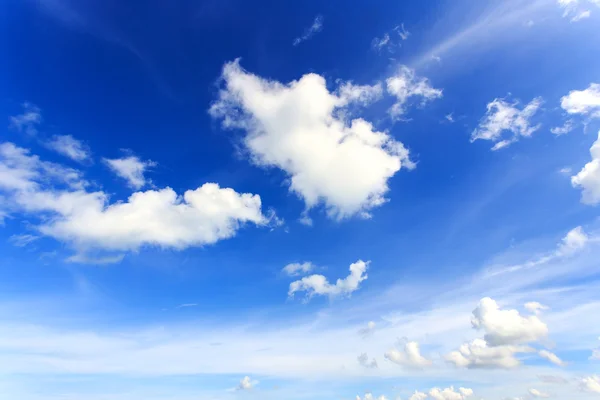 Μπλε ουρανός με σύννεφο — Φωτογραφία Αρχείου