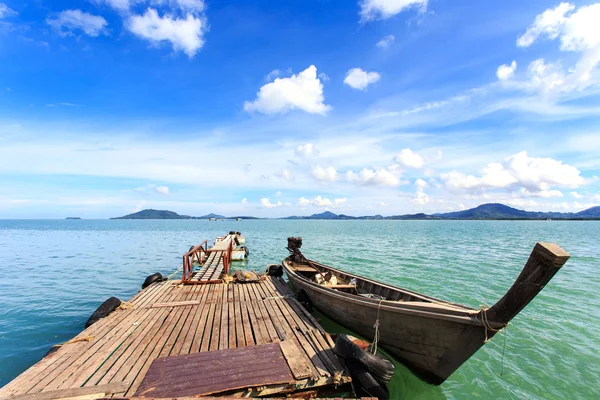 Bateau thaïlandais traditionnel, Long stand queue dans la mer à Phuket, Tha — Photo