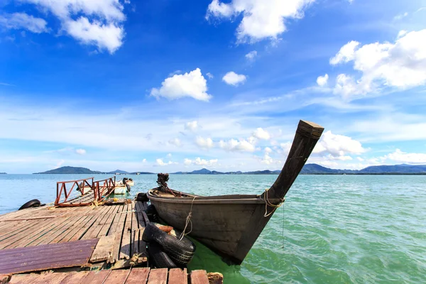 Traditionele Thaise boot, lange staart staan in de zee bij Phuket, Tha — Stockfoto
