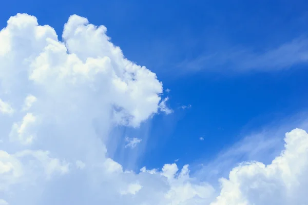 Blauer Himmel mit Wolken — Stockfoto