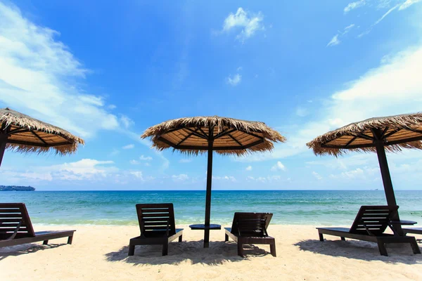 Sun umbrella and sun loungers stand at the beach in Phuket, Thai — Stock Photo, Image