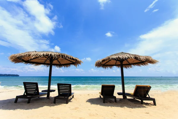 Sonnenschirm und Liegestühle stehen am Strand in Phuket, Thailand — Stockfoto