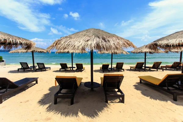 Sun umbrella and sun loungers stand at the beach in Phuket, Thai — Stock Photo, Image