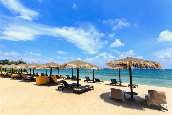 太阳伞和日光躺椅站在普吉岛，泰国海滩 — 图库照片