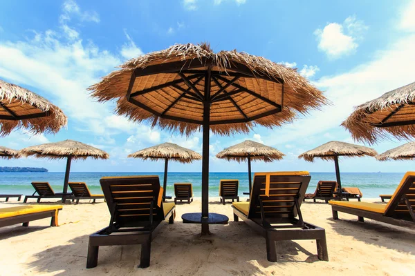 Sun umbrella and sun loungers stand at the beach in Phuket, Thai — Stock Photo, Image