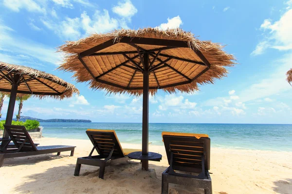 プーケット、タイのビーチに立つ太陽傘とサンラウン ジャー — ストック写真