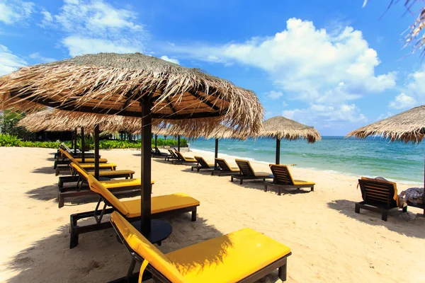 Sun umbrella and sun loungers stand at the beach in Phuket, Thai — Stock Photo, Image