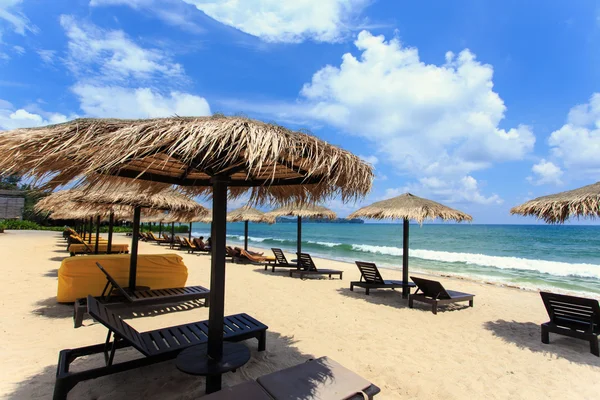 Sun umbrella and sun loungers stand at the beach in Phuket, Thai — Stock Photo, Image