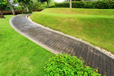 Bahçedeki taş geçit.