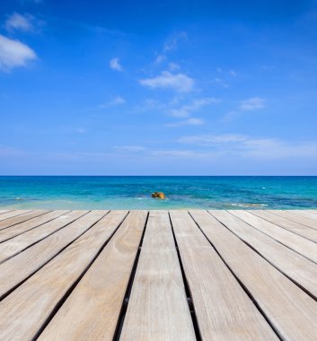 Ahşap zemin kaplaması ve mavi gökyüzü