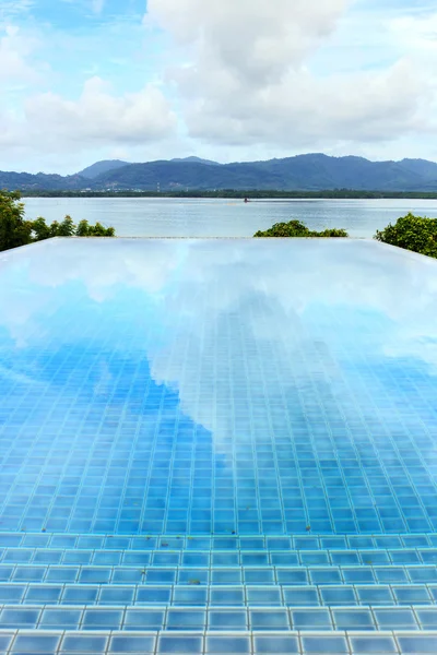 Plavecký bazén v luxusní vile — Stock fotografie