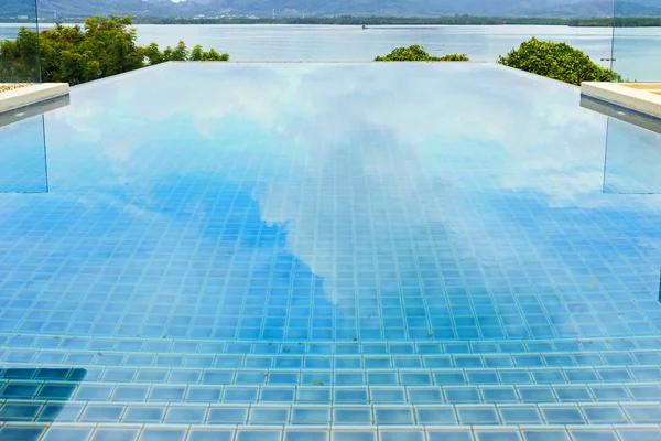 Swimming pool in luxury villa — Stock Photo, Image