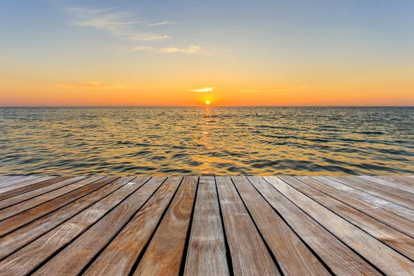 Decks de madeira e pôr do sol — Fotografia de Stock