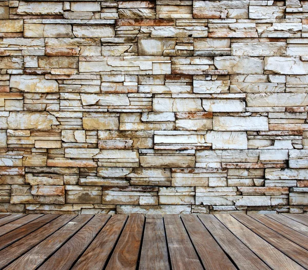 木製デッキの古い石壁 — ストック写真