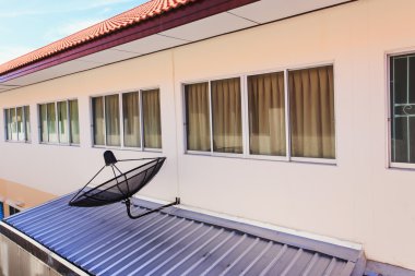 Çatıdaki uydu anteni.