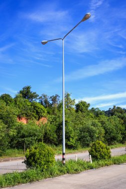 Aydınlatma direği yolda