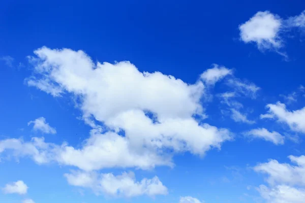 Blauer Himmel mit Wolken — Stockfoto