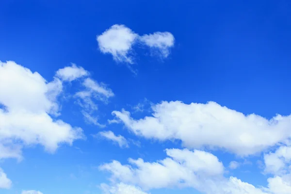 Blauer Himmel mit Wolken — Stockfoto