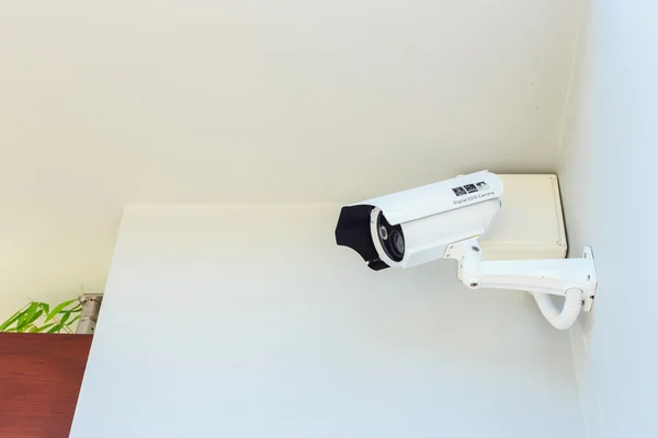 Câmera de CCTV na frente da casa — Fotografia de Stock