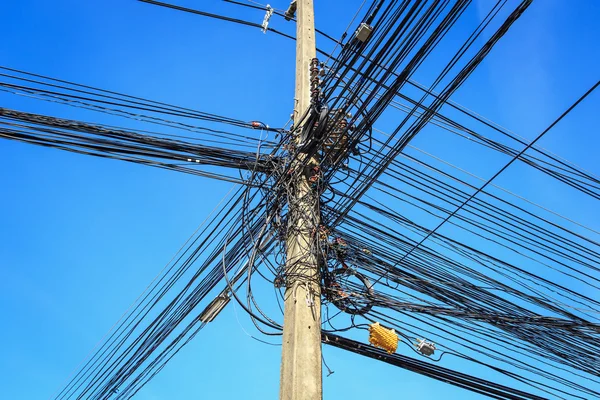 Conexión de cable en el poste eléctrico —  Fotos de Stock