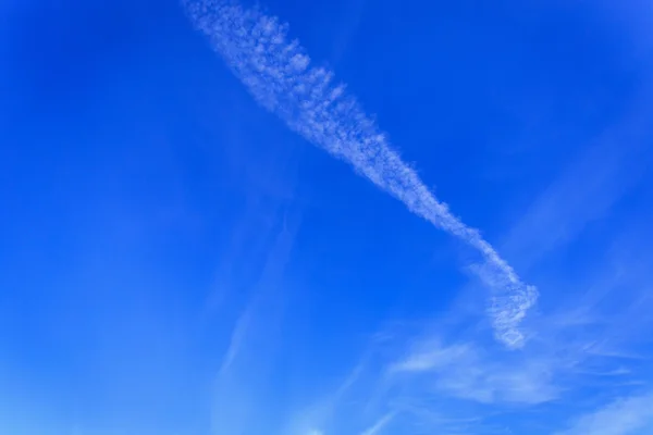 Blauwe lucht met wolk — Stockfoto