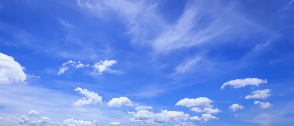 Céu azul com nuvem — Fotografia de Stock