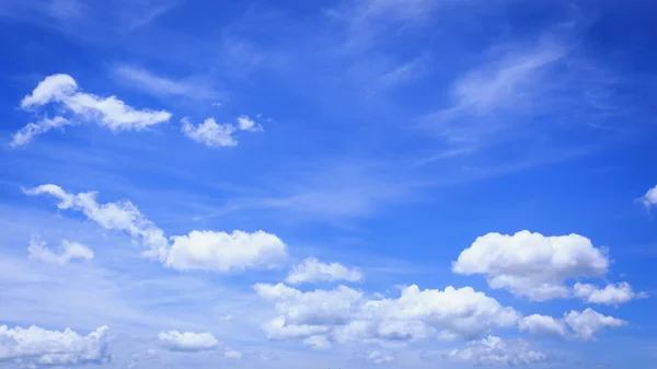 Blauer Himmel mit Wolken — Stockfoto